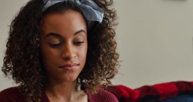 Üzgün Kadın Duygularla Mücadele Ediyor, Kederli