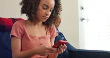 Üzgün Kadın Duygularla Mücadele Ediyor, Kederli