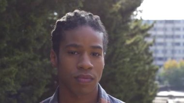 Şehirdeki Genç Siyah Adam Amerikan Rüyası Kavramına Gülümsüyor