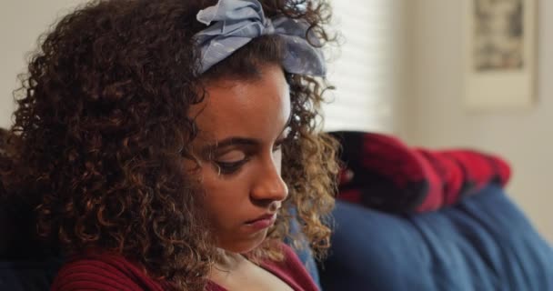 Wanita Sedih Berjuang Dengan Emosi Duka — Stok Video