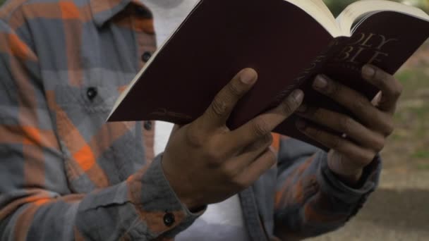 Black Man Reading Holy Bible — Stock Video