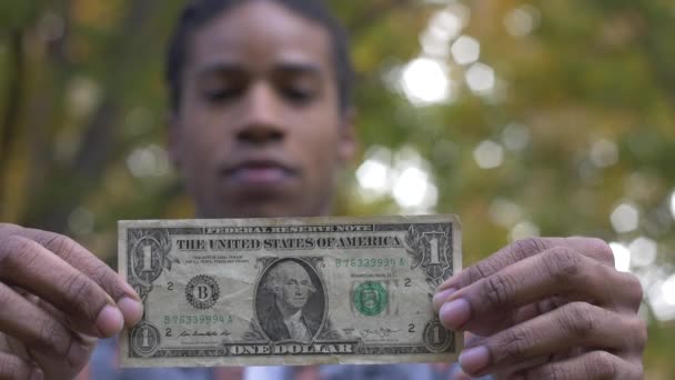 Rack Focus African American Man Holding Money — Stock Video