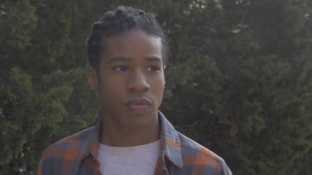 Düşüncelere Dalmış Genç Adam Uzağa Bakıyor — Stok video