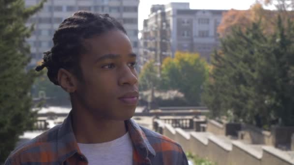 Joven Afroamericano Mira Concepto Motivación Crecimiento Del Cielo — Vídeos de Stock