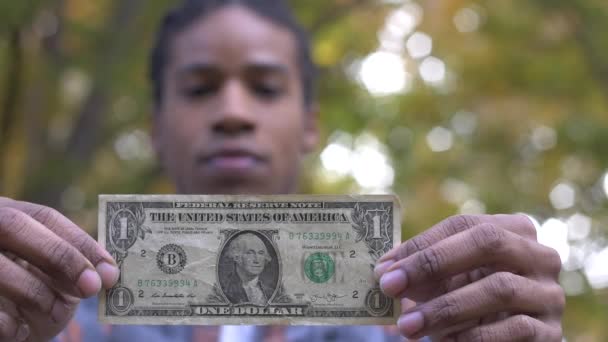 Joven Hombre Negro Sosteniendo Dólar — Vídeo de stock