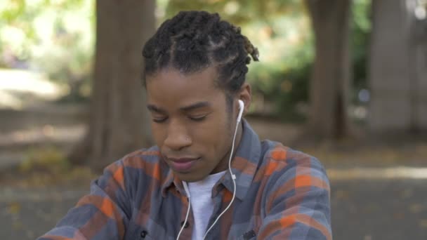 Unge Man Mediterar Park Mindfulness Övning — Stockvideo