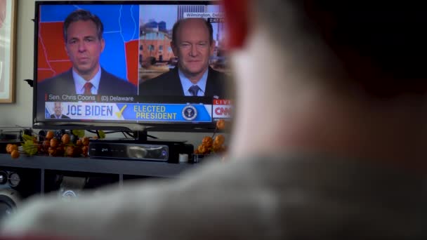 Hombre Caucásico Mira Las Noticias Televisión Mientras Joe Biden Elegido — Vídeos de Stock