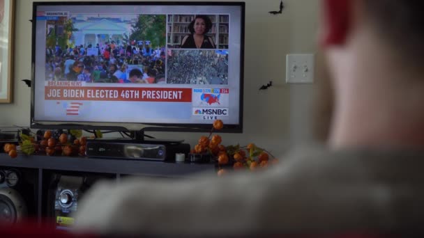 Joe Biden 2020 Başkanlık Seçimini Televizyon Haberleri Nde Kazanırken Sakallı — Stok video