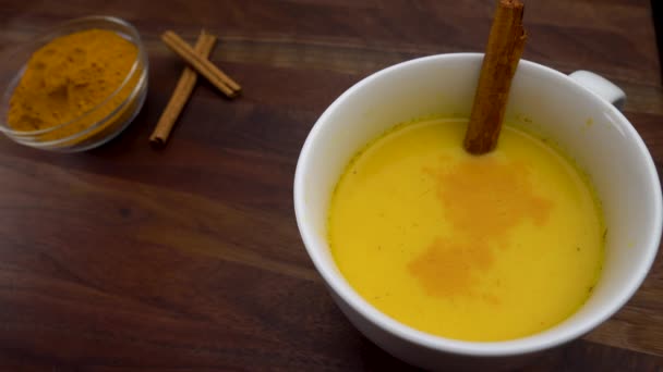 Turmeric Powder Hozzáadott Hoz Golden Milk Latte Medicinal Beverage Good — Stock videók