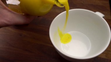 Altın Süt zerdeçal bardağa doluyor. Sağlıklı Anti-Enflamatuar Detox.