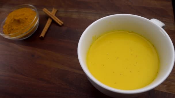 Csipetnyi Kurkuma Fűszerpor Hozzáadása Egészséges Golden Milk Latte Hoz — Stock videók