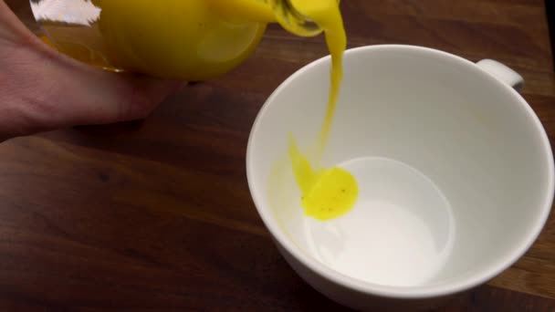 Выливание Золотого Молока Куркумы Кубок Здоровый Противовоспалительный Детокс — стоковое видео