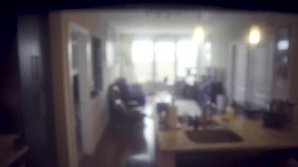 Beyaz Adam Beyaz Bardağı Mikrodalgaya Koyar Kapıyı Kapatır — Stok video