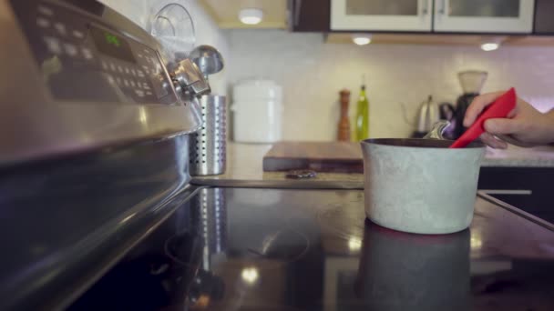 Casa Cozinheiro Mexe Comida Uma Panela Fogão Adiciona Pitada Sal — Vídeo de Stock