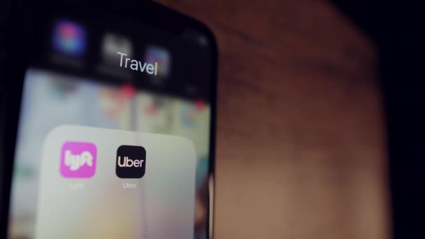 Met Behulp Van Uber App Bellen Voor Een Ritje Auto — Stockvideo