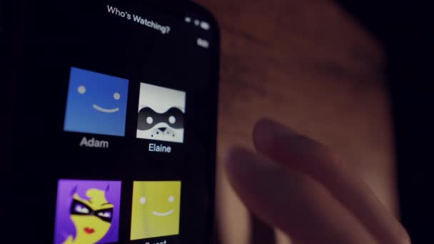 Caucasian Man Otwiera Aplikację Netflix Przewija Filmy Urządzeniu Mobilnym — Wideo stockowe
