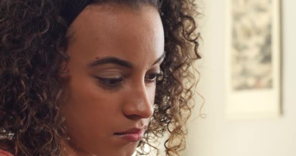 Üzgün Kadın Duygularla Mücadele Ediyor Kederli — Stok video