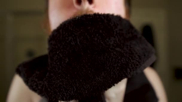Man Drying Beard Washing Shampoo Dalam Bahasa Inggris Konsep Perawatan — Stok Video