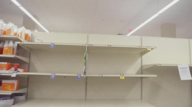 Coronavirus salgını sırasında Adam Boş Kağıt Havludan Yürür