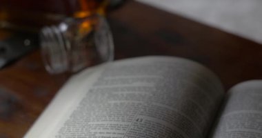İncil 'den Viski Şişesine Eğil