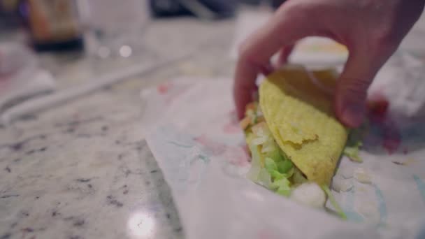Homem Pega Num Taco Uma Dentada Fast Food Jantar Taco — Vídeo de Stock