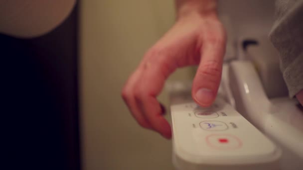 为了节省卫生纸钱 人们在豪华公寓的马桶上安装了热水器 — 图库视频影像