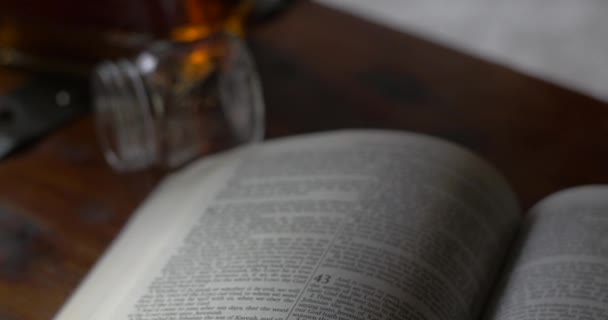 Przechyl Biblii Butelki Whisky — Wideo stockowe