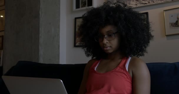 Young Woman Works Dari Home Computer Penelitian Jarak Jauh Selama — Stok Video