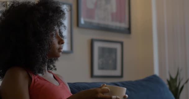 年轻女人喝咖啡 — 图库视频影像
