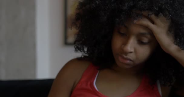 Joven Mujer Negra Estudia Lee Tarea — Vídeo de stock