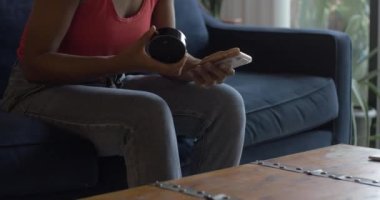 Genç Kadın Bluetooth üzerinden Amazon Yankısını Bağladı