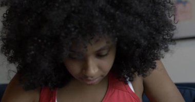 Çalışmaktan Yorulan Kadın Kitabı Bırakıyor ve Mesajlaşmaya Başlıyor