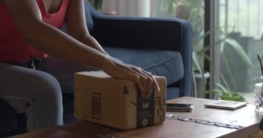 Amazon 'dan Kadın Siparişi Dönüyor. 21. yüzyıl Uygunluk Tüketim Konsepti