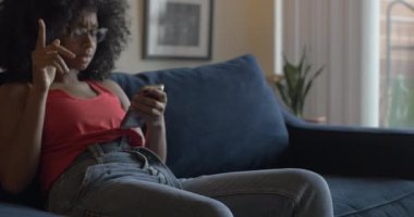Amazon Echo 'da müzik dinleyen bir kadın. Bluetooth Ses Komuta Stereo