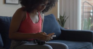 Kadın sorunu internetten çekim yapıyor. Teknoloji Konsepti Evrimi