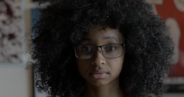 Ciddi Siyahi Kadın Yüzü Yakından