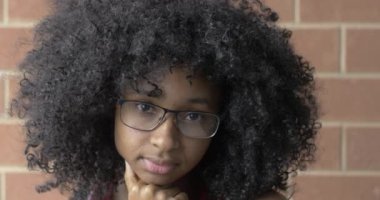 Utangaç Genç Siyah Kız Yaklaş