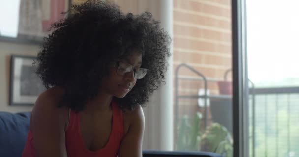 Молодая Женщина Открывает Пакет Amazon — стоковое видео