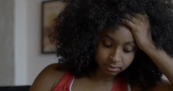 Νεαρή Μαύρη Γυναίκα Που Αισθάνεται Πιεσμένη — Αρχείο Βίντεο