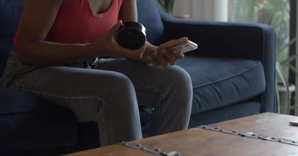 Młoda Kobieta Łączy Amazon Echo Przez Bluetooth — Wideo stockowe