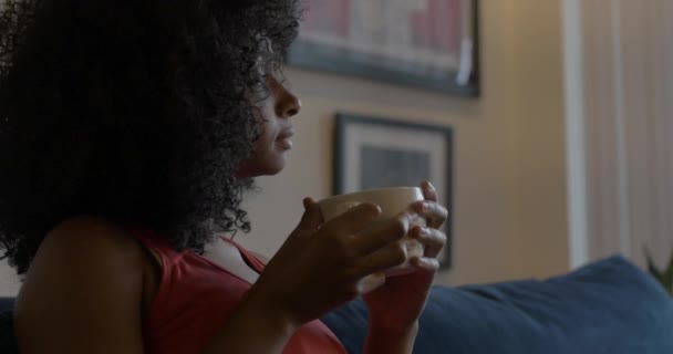 Joven Mujer Negra Tomando Café Relajándose Por Mañana — Vídeos de Stock