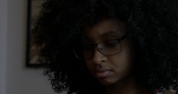 Νεαρή Μαύρη Γυναίκα Κοντά Γυαλιά — Αρχείο Βίντεο