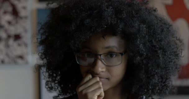Joven Mujer Negra Riendo — Vídeos de Stock