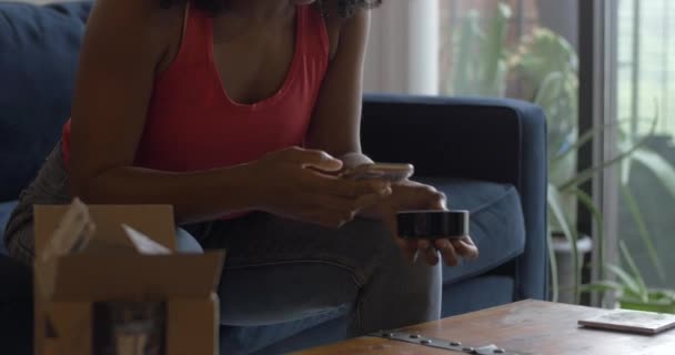 Vrouw Zet Nieuwe Amazon Echo — Stockvideo