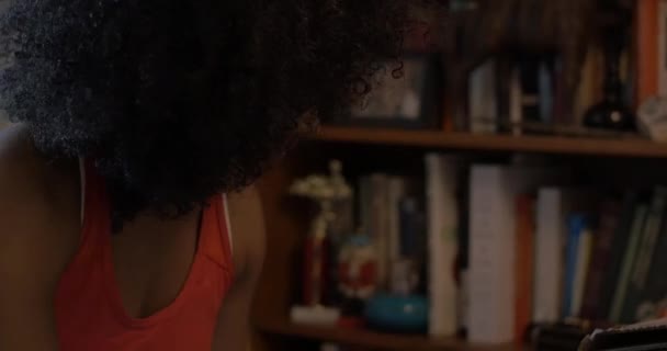 Νεαρή Αφρο Αμερικανίδα Συσκευάζοντας Βιβλία Για Την Μετακίνηση Διαμερίσματα — Αρχείο Βίντεο