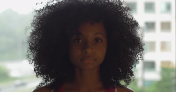Młoda Piękna Czarna Kobieta Wygląda Aparacie Fotograficznym Tłem Miasta — Wideo stockowe