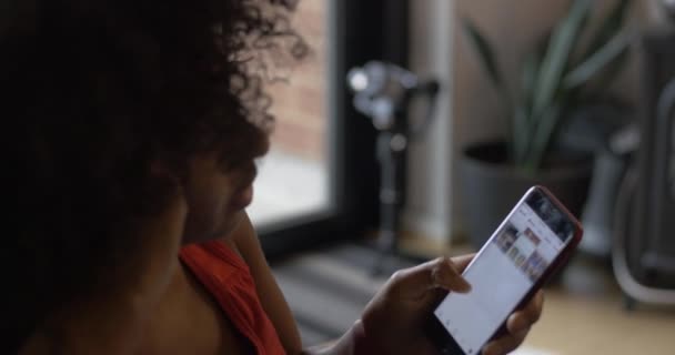 Nternet Reklamları Yüklerken Kadın Sosyal Basına Bakıyor — Stok video