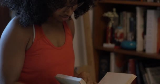 Femme Lit Des Livres Dans Une Étude — Video