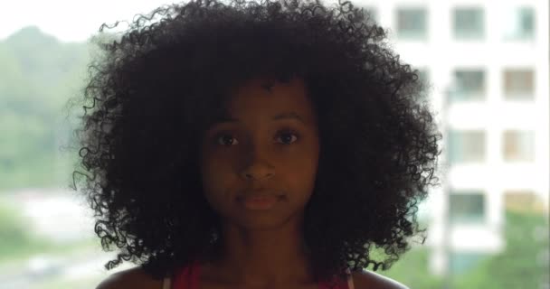 Sterk Ung Afroamerikansk Kvinne Ansikt Portrett Med City Bakgrunn – stockvideo