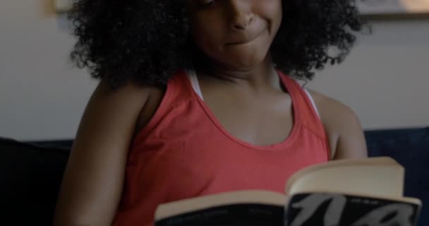 Washington Circa Giugno 2019 Woman Reads Book Home — Video Stock